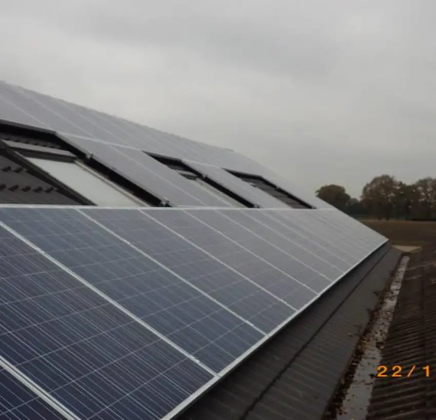 60 panelen op bedrijfsgebouw