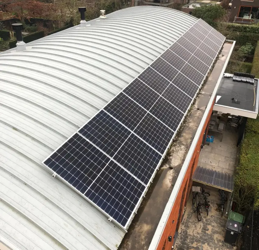 Zonnepanelen op Kalzip dak