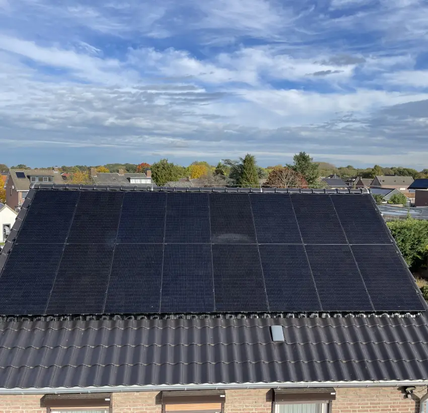 Zonnepanelen installatie met vogelwering hellend dak