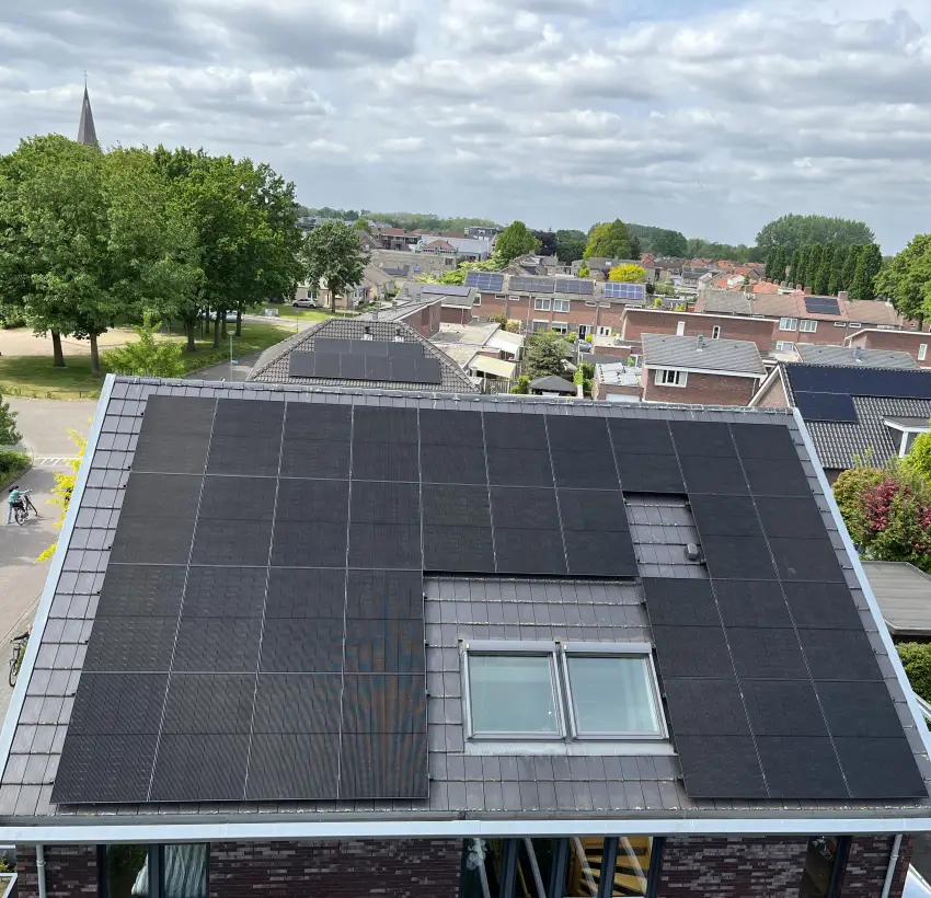 Zonnepanelen installatie hellend dak