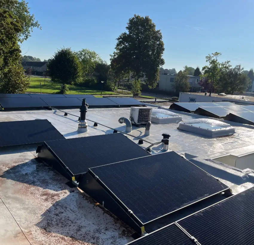 Zonnepanelen op lichtgrijs TPO platdak