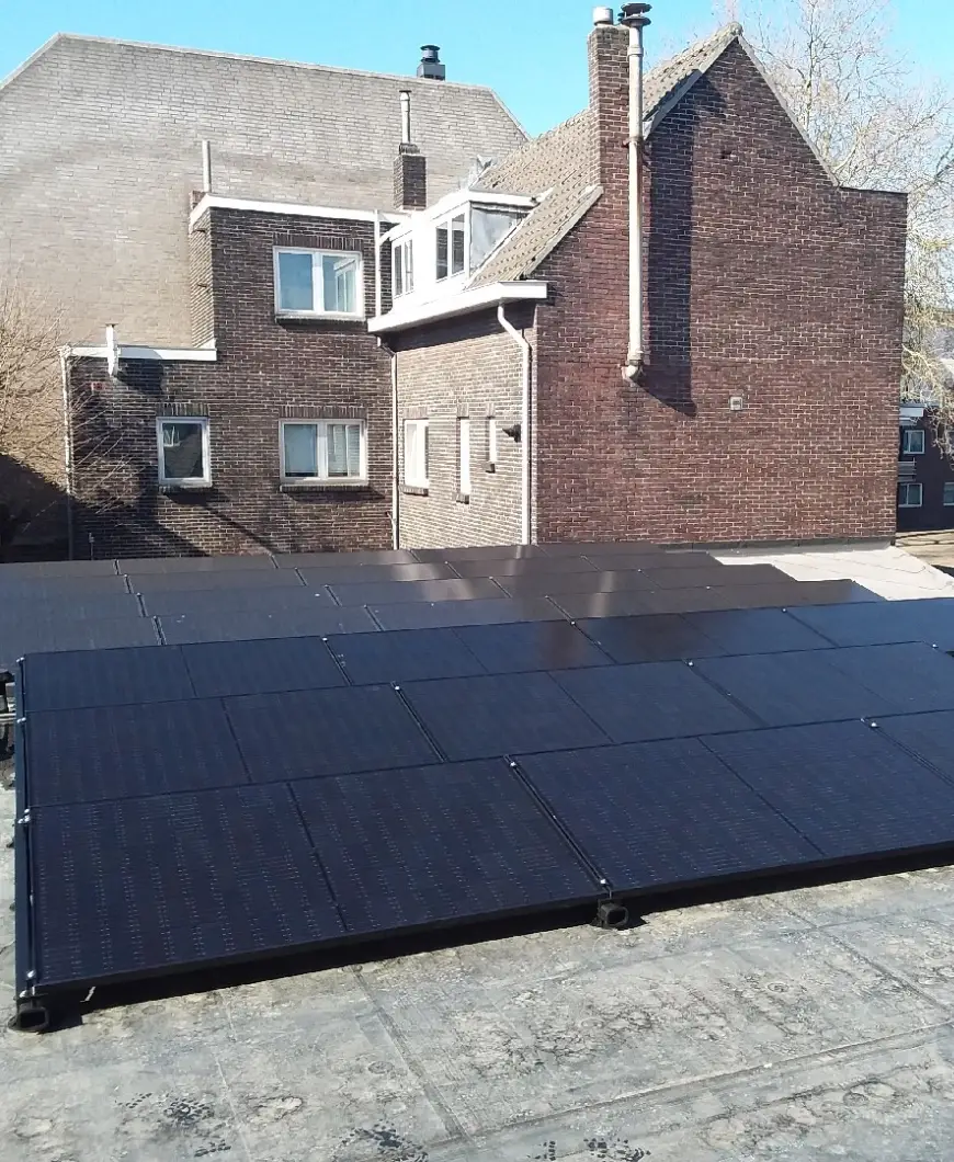 42 Panelen op woonhuis en bijgebouw