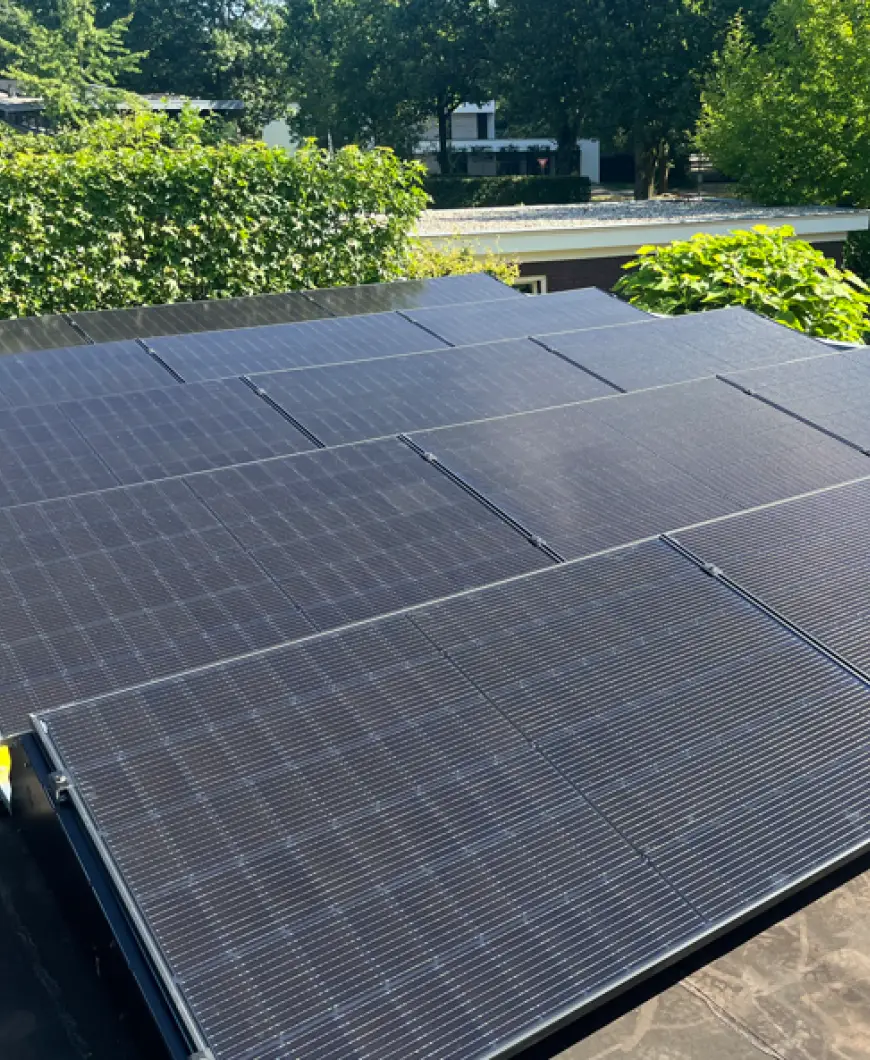 Zonnepanelen met Aesthetica indak montage en plat dak systeem 