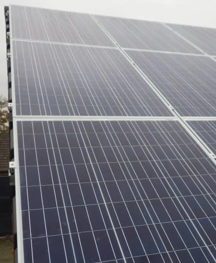 60 panelen op bedrijfsgebouw