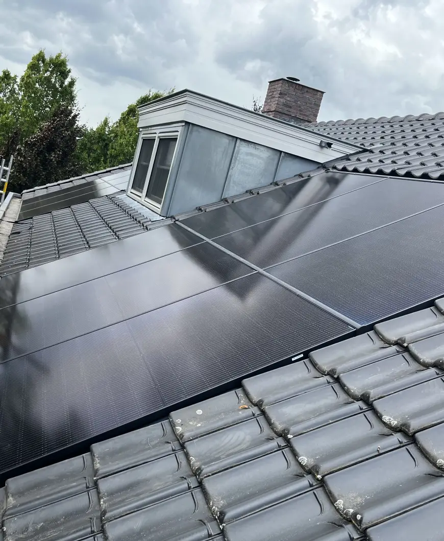 Zonnepanelen met Aesthetica indak montage en plat dak systeem 
